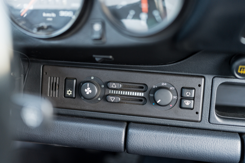 ポルシェ 911(Type964) ｶﾚﾗ2　正規ﾃﾞｨｰﾗｰ車 5速ﾏﾆｭｱﾙ 3.6L水平対向6気筒OHCｴﾝｼﾞﾝ/250PS 4Wayﾚｻﾞｰｼｰﾄ 純正ﾀｰﾎﾞﾐﾗｰ ﾋﾞﾙｼｭﾀｲﾝ車高調 Cupﾀｲﾌﾟ17ｲﾝﾁAW　ｴﾝｼﾞﾝO/H済み