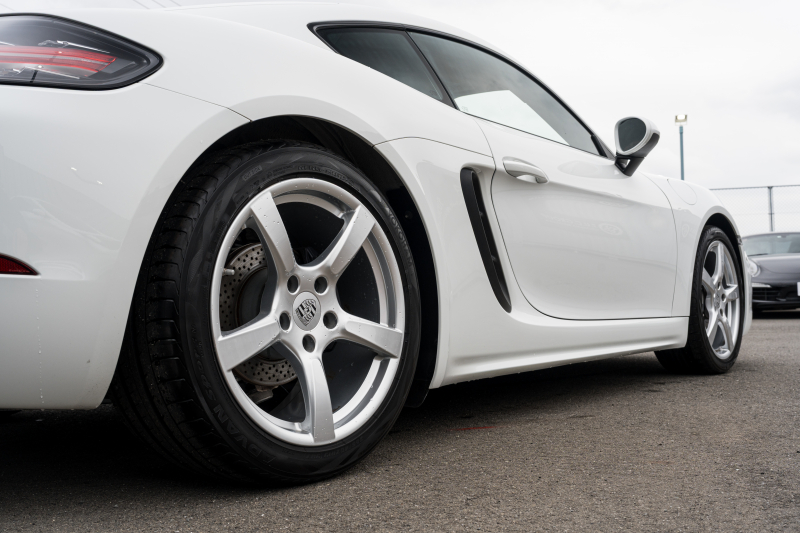 ポルシェ 718 ケイマン ｽﾎﾟｰﾂｸﾛﾉPKG　MY18 6速MT ﾌﾞﾗｯｸﾊｰﾌﾚｻﾞｰ PCMﾅﾋﾞ AppleCarPlay ｽﾎﾟｰﾂｴｸﾞｿﾞｰｽﾄ PASM ｷｾﾉﾝ ｵｰﾄｴｱｺﾝ TPM ｹｲﾏﾝS19ｲﾝﾁAW　2年保証