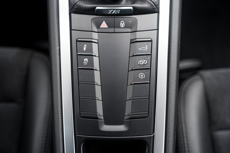 ポルシェ 718 ケイマン ｽﾎﾟｰﾂｸﾛﾉPKG　MY18 6速MT ﾌﾞﾗｯｸﾊｰﾌﾚｻﾞｰ PCMﾅﾋﾞ AppleCarPlay ｽﾎﾟｰﾂｴｸﾞｿﾞｰｽﾄ PASM ｷｾﾉﾝ ｵｰﾄｴｱｺﾝ TPM ｹｲﾏﾝS19ｲﾝﾁAW　2年保証