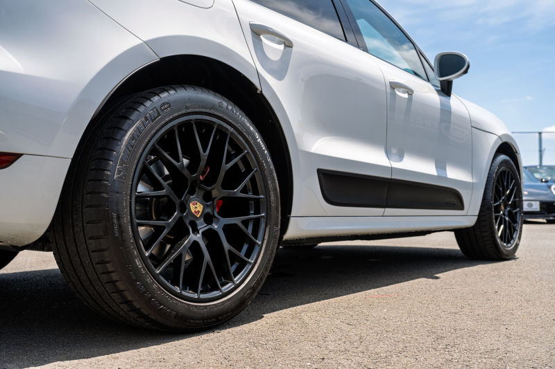 ポルシェ マカン GTS ｽﾎﾟｰﾂｸﾛﾉPKG　ﾌﾞﾗｯｸﾊｰﾌﾚｻﾞｰｼｰﾄ 10.9ｲﾝﾁPCM AppleCarPlay ｱﾗｳﾝﾄﾞﾋﾞｭｰ ｽﾎﾟｴｸﾞ ﾚｰﾝﾃﾞｨﾊﾟｰﾁｬｰﾜｰﾆﾝｸﾞ PASM PDLS ACC RSｽﾊﾟｲﾀﾞｰ20AW　2年保証