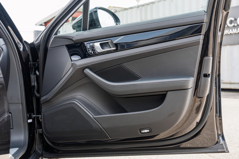 ポルシェ パナメーラ ﾍﾞｰｽｸﾞﾚｰﾄﾞ ｽﾎﾟｰﾂｸﾛﾉPKG　ﾌﾞﾗｯｸﾚｻﾞｰｼｰﾄ PCMﾅﾋﾞ CayPlay LEDﾗｲﾄ PASM/ｴｱｻｽ ｴﾝﾄﾘｰD ACC ﾚｰﾝﾃﾞｨﾊﾟｰﾁｬｰﾜｰﾆﾝｸﾞ ﾊﾟﾅﾒｰﾗﾃﾞｻﾞｲﾝ20ｲﾝﾁAW　2年保証