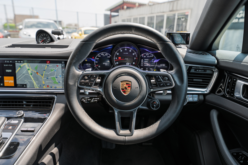 ポルシェ パナメーラ ﾍﾞｰｽｸﾞﾚｰﾄﾞ ｽﾎﾟｰﾂｸﾛﾉPKG　ﾌﾞﾗｯｸﾚｻﾞｰｼｰﾄ PCMﾅﾋﾞ CayPlay LEDﾗｲﾄ PASM/ｴｱｻｽ ｴﾝﾄﾘｰD ACC ﾚｰﾝﾃﾞｨﾊﾟｰﾁｬｰﾜｰﾆﾝｸﾞ ﾊﾟﾅﾒｰﾗﾃﾞｻﾞｲﾝ20ｲﾝﾁAW　2年保証