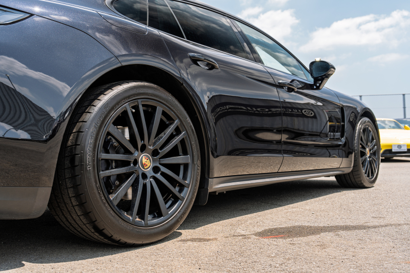 ポルシェ パナメーラ ﾍﾞｰｽｸﾞﾚｰﾄﾞ ｽﾎﾟｰﾂｸﾛﾉPKG　ﾌﾞﾗｯｸﾚｻﾞｰｼｰﾄ PCMﾅﾋﾞ CayPlay LEDﾗｲﾄ PASM/ｴｱｻｽ ｴﾝﾄﾘｰD ACC ﾚｰﾝﾃﾞｨﾊﾟｰﾁｬｰﾜｰﾆﾝｸﾞ ﾊﾟﾅﾒｰﾗﾃﾞｻﾞｲﾝ20ｲﾝﾁAW　2年保証