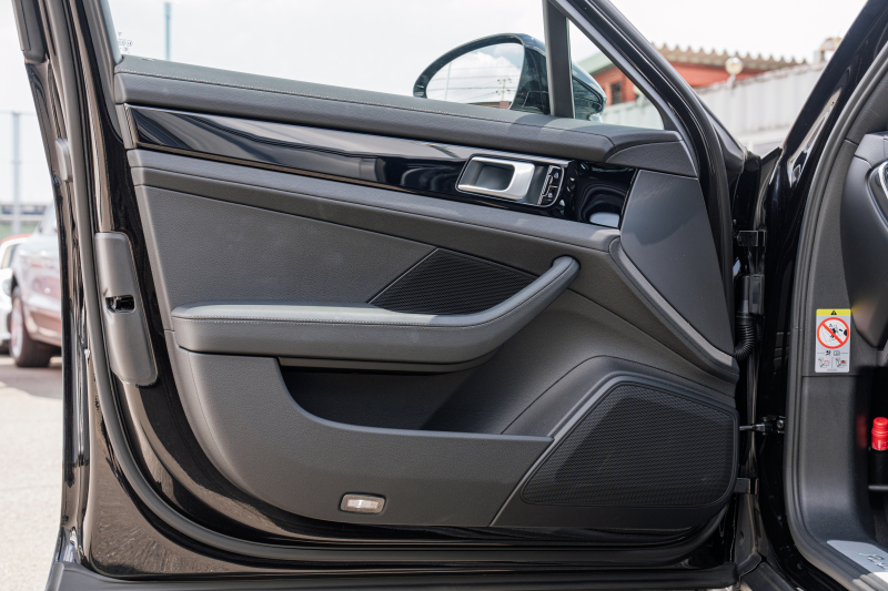 ポルシェ パナメーラ ﾍﾞｰｽｸﾞﾚｰﾄﾞ ｽﾎﾟｰﾂｸﾛﾉPKG　ﾌﾞﾗｯｸﾚｻﾞｰｼｰﾄ PCMﾅﾋﾞ CayPlay LEDﾗｲﾄ PASM/ｴｱｻｽ ｴﾝﾄﾘｰD ACC ﾚｰﾝﾃﾞｨﾊﾟｰﾁｬｰﾜｰﾆﾝｸﾞ ﾊﾟﾅﾒｰﾗﾃﾞｻﾞｲﾝ20ｲﾝﾁAW　2年保証