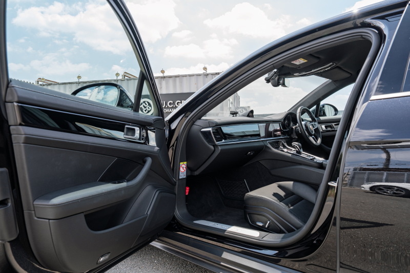 ポルシェ パナメーラ ﾍﾞｰｽｸﾞﾚｰﾄﾞ ｽﾎﾟｰﾂｸﾛﾉPKG　ﾌﾞﾗｯｸﾚｻﾞｰｼｰﾄ PCMﾅﾋﾞ CayPlay LEDﾗｲﾄ PASM/ｴｱｻｽ ｴﾝﾄﾘｰD ACC ﾚｰﾝﾃﾞｨﾊﾟｰﾁｬｰﾜｰﾆﾝｸﾞ ﾊﾟﾅﾒｰﾗﾃﾞｻﾞｲﾝ20ｲﾝﾁAW　2年保証