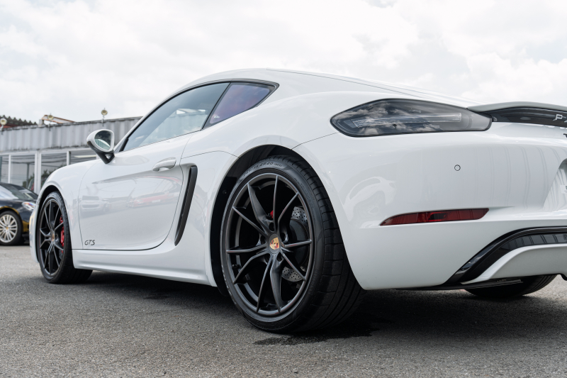 ポルシェ 718 ケイマン GTS ｽﾎﾟｰﾂｸﾛﾉPKG　ﾎﾞﾙﾄﾞｰﾚｯﾄﾞﾚｻﾞｰｲﾝﾃﾘｱ PCMﾅﾋﾞ ｽﾎﾟｴｸﾞ PASM GTｽﾎﾟｰﾂｽﾃｱ TPM ｵｰﾄｴｱｺﾝ ｷｾﾉﾝ 電格ﾐﾗｰ ｶﾚﾗS20ｲﾝﾁAW ﾊﾟｰｸｱｼｽﾄ　2年保証