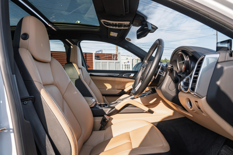 ポルシェ カイエン ﾍﾞｰｽｸﾞﾚｰﾄﾞ　MY16 後期ﾓﾃﾞﾙ ﾍﾞｰｼﾞｭﾚｻﾞｰｼｰﾄ ｼｰﾄﾋｰﾀｰ ﾊﾟﾉﾗﾏｻﾝﾙｰﾌ ｸﾗﾘｵﾝﾅﾋﾞ ﾌﾙｾｸﾞTV ﾊﾞｯｸｶﾒﾗ ｴﾝﾄﾘｰﾄﾞﾗｲﾌﾞ ｸﾙｺﾝ ｷｾﾉﾝﾗｲﾄ ｽﾎﾟｰﾂﾃｰﾙﾊﾟｲﾌﾟ ｶｲｴﾝ18ｲﾝﾁAW　2年保証