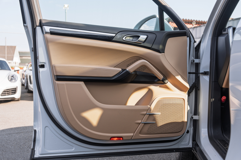 ポルシェ カイエン ﾍﾞｰｽｸﾞﾚｰﾄﾞ　MY16 後期ﾓﾃﾞﾙ ﾍﾞｰｼﾞｭﾚｻﾞｰｼｰﾄ ｼｰﾄﾋｰﾀｰ ﾊﾟﾉﾗﾏｻﾝﾙｰﾌ ｸﾗﾘｵﾝﾅﾋﾞ ﾌﾙｾｸﾞTV ﾊﾞｯｸｶﾒﾗ ｴﾝﾄﾘｰﾄﾞﾗｲﾌﾞ ｸﾙｺﾝ ｷｾﾉﾝﾗｲﾄ ｽﾎﾟｰﾂﾃｰﾙﾊﾟｲﾌﾟ ｶｲｴﾝ18ｲﾝﾁAW　2年保証