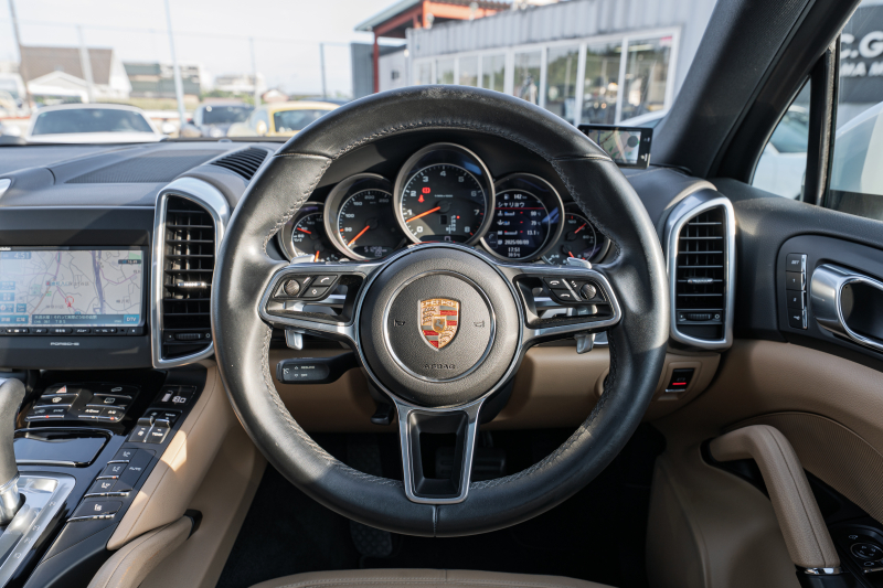 ポルシェ カイエン ﾍﾞｰｽｸﾞﾚｰﾄﾞ　MY16 後期ﾓﾃﾞﾙ ﾍﾞｰｼﾞｭﾚｻﾞｰｼｰﾄ ｼｰﾄﾋｰﾀｰ ﾊﾟﾉﾗﾏｻﾝﾙｰﾌ ｸﾗﾘｵﾝﾅﾋﾞ ﾌﾙｾｸﾞTV ﾊﾞｯｸｶﾒﾗ ｴﾝﾄﾘｰﾄﾞﾗｲﾌﾞ ｸﾙｺﾝ ｷｾﾉﾝﾗｲﾄ ｽﾎﾟｰﾂﾃｰﾙﾊﾟｲﾌﾟ ｶｲｴﾝ18ｲﾝﾁAW　2年保証