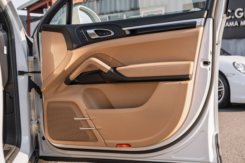 ポルシェ カイエン ﾍﾞｰｽｸﾞﾚｰﾄﾞ　MY16 後期ﾓﾃﾞﾙ ﾍﾞｰｼﾞｭﾚｻﾞｰｼｰﾄ ｼｰﾄﾋｰﾀｰ ﾊﾟﾉﾗﾏｻﾝﾙｰﾌ ｸﾗﾘｵﾝﾅﾋﾞ ﾌﾙｾｸﾞTV ﾊﾞｯｸｶﾒﾗ ｴﾝﾄﾘｰﾄﾞﾗｲﾌﾞ ｸﾙｺﾝ ｷｾﾉﾝﾗｲﾄ ｽﾎﾟｰﾂﾃｰﾙﾊﾟｲﾌﾟ ｶｲｴﾝ18ｲﾝﾁAW　2年保証