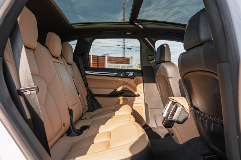 ポルシェ カイエン ﾍﾞｰｽｸﾞﾚｰﾄﾞ　MY16 後期ﾓﾃﾞﾙ ﾍﾞｰｼﾞｭﾚｻﾞｰｼｰﾄ ｼｰﾄﾋｰﾀｰ ﾊﾟﾉﾗﾏｻﾝﾙｰﾌ ｸﾗﾘｵﾝﾅﾋﾞ ﾌﾙｾｸﾞTV ﾊﾞｯｸｶﾒﾗ ｴﾝﾄﾘｰﾄﾞﾗｲﾌﾞ ｸﾙｺﾝ ｷｾﾉﾝﾗｲﾄ ｽﾎﾟｰﾂﾃｰﾙﾊﾟｲﾌﾟ ｶｲｴﾝ18ｲﾝﾁAW　2年保証