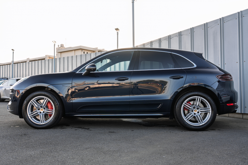 ポルシェ マカン ﾀｰﾎﾞ ﾊﾟｰﾌｫｰﾏﾝｽ ｽﾎﾟｰﾂｸﾛﾉPKG　1ｵｰﾅｰ 440ps ﾌﾞﾗｯｸﾚｻﾞｰｼｰﾄ PCMﾅﾋﾞTV ｱﾗｳﾝﾄﾞﾋﾞｭｰ ｽﾎﾟｴｸﾞ LED/PDLS+ PASM ｴﾝﾄﾘｰﾄﾞﾗｲﾌﾞ ｶｰﾎﾞﾝｲﾝﾃﾘｱP ﾏｶﾝﾃﾞｻﾞｲﾝ19ｲﾝﾁAW　2年保証