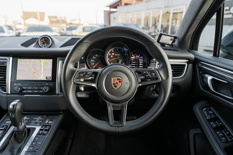 ポルシェ マカン ﾀｰﾎﾞ ﾊﾟｰﾌｫｰﾏﾝｽ ｽﾎﾟｰﾂｸﾛﾉPKG　1ｵｰﾅｰ 440ps ﾌﾞﾗｯｸﾚｻﾞｰｼｰﾄ PCMﾅﾋﾞTV ｱﾗｳﾝﾄﾞﾋﾞｭｰ ｽﾎﾟｴｸﾞ LED/PDLS+ PASM ｴﾝﾄﾘｰﾄﾞﾗｲﾌﾞ ｶｰﾎﾞﾝｲﾝﾃﾘｱP ﾏｶﾝﾃﾞｻﾞｲﾝ19ｲﾝﾁAW　2年保証