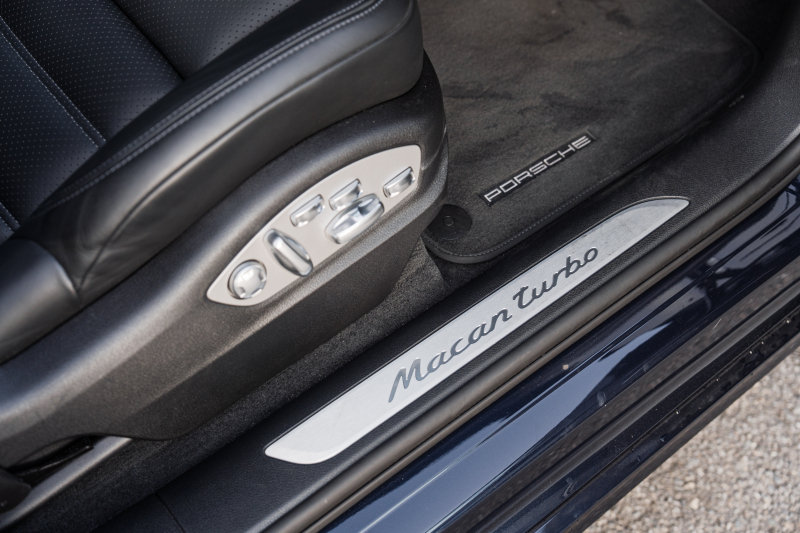 ポルシェ マカン ﾀｰﾎﾞ ﾊﾟｰﾌｫｰﾏﾝｽ ｽﾎﾟｰﾂｸﾛﾉPKG　1ｵｰﾅｰ 440ps ﾌﾞﾗｯｸﾚｻﾞｰｼｰﾄ PCMﾅﾋﾞTV ｱﾗｳﾝﾄﾞﾋﾞｭｰ ｽﾎﾟｴｸﾞ LED/PDLS+ PASM ｴﾝﾄﾘｰﾄﾞﾗｲﾌﾞ ｶｰﾎﾞﾝｲﾝﾃﾘｱP ﾏｶﾝﾃﾞｻﾞｲﾝ19ｲﾝﾁAW　2年保証