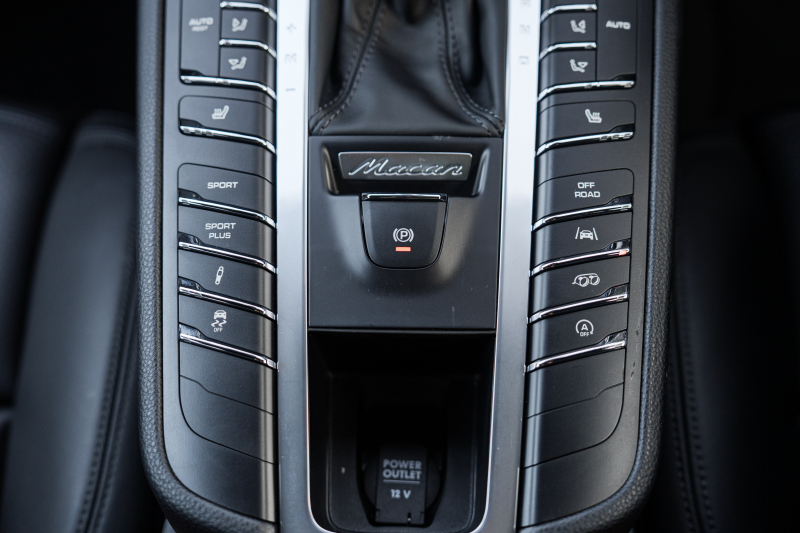 ポルシェ マカン ﾀｰﾎﾞ ﾊﾟｰﾌｫｰﾏﾝｽ ｽﾎﾟｰﾂｸﾛﾉPKG　1ｵｰﾅｰ 440ps ﾌﾞﾗｯｸﾚｻﾞｰｼｰﾄ PCMﾅﾋﾞTV ｱﾗｳﾝﾄﾞﾋﾞｭｰ ｽﾎﾟｴｸﾞ LED/PDLS+ PASM ｴﾝﾄﾘｰﾄﾞﾗｲﾌﾞ ｶｰﾎﾞﾝｲﾝﾃﾘｱP ﾏｶﾝﾃﾞｻﾞｲﾝ19ｲﾝﾁAW　2年保証