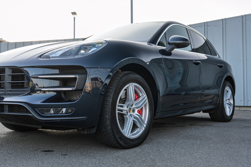 ポルシェ マカン ﾀｰﾎﾞ ﾊﾟｰﾌｫｰﾏﾝｽ ｽﾎﾟｰﾂｸﾛﾉPKG　1ｵｰﾅｰ 440ps ﾌﾞﾗｯｸﾚｻﾞｰｼｰﾄ PCMﾅﾋﾞTV ｱﾗｳﾝﾄﾞﾋﾞｭｰ ｽﾎﾟｴｸﾞ LED/PDLS+ PASM ｴﾝﾄﾘｰﾄﾞﾗｲﾌﾞ ｶｰﾎﾞﾝｲﾝﾃﾘｱP ﾏｶﾝﾃﾞｻﾞｲﾝ19ｲﾝﾁAW　2年保証