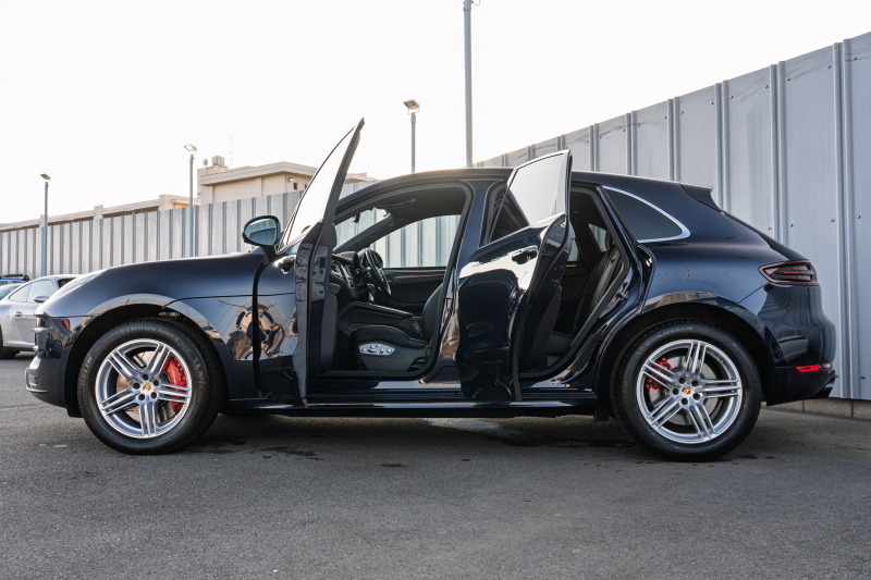 ポルシェ マカン ﾀｰﾎﾞ ﾊﾟｰﾌｫｰﾏﾝｽ ｽﾎﾟｰﾂｸﾛﾉPKG　1ｵｰﾅｰ 440ps ﾌﾞﾗｯｸﾚｻﾞｰｼｰﾄ PCMﾅﾋﾞTV ｱﾗｳﾝﾄﾞﾋﾞｭｰ ｽﾎﾟｴｸﾞ LED/PDLS+ PASM ｴﾝﾄﾘｰﾄﾞﾗｲﾌﾞ ｶｰﾎﾞﾝｲﾝﾃﾘｱP ﾏｶﾝﾃﾞｻﾞｲﾝ19ｲﾝﾁAW　2年保証