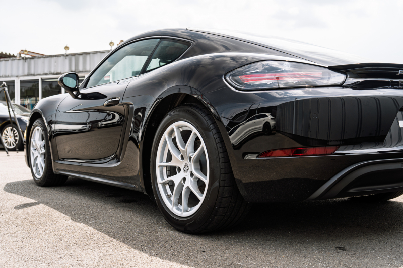 ポルシェ 718 ケイマン ﾍﾞｰｽｸﾞﾚｰﾄﾞ　ﾌﾞﾗｯｸﾊｰﾌﾚｻﾞｰｼｰﾄ ｼｰﾄﾋｰﾀｰ PCMﾅﾋﾞ AppleCarPlay ｷｾﾉﾝ ｵｰﾄｴｱｺﾝ TPM ﾊﾟﾄﾞﾙ 電格ﾐﾗｰ ｹｲﾏﾝ18ｲﾝﾁAW　2年保証