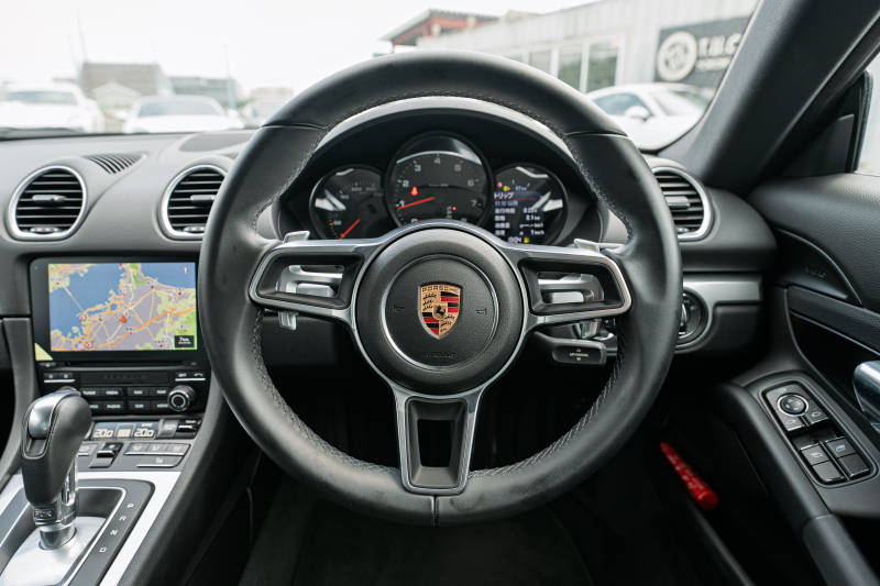 ポルシェ 718 ケイマン ﾍﾞｰｽｸﾞﾚｰﾄﾞ　ﾌﾞﾗｯｸﾊｰﾌﾚｻﾞｰｼｰﾄ ｼｰﾄﾋｰﾀｰ PCMﾅﾋﾞ AppleCarPlay ｷｾﾉﾝ ｵｰﾄｴｱｺﾝ TPM ﾊﾟﾄﾞﾙ 電格ﾐﾗｰ ｹｲﾏﾝ18ｲﾝﾁAW　2年保証