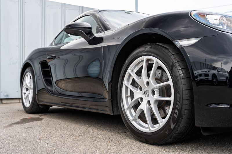 ポルシェ 718 ケイマン ﾍﾞｰｽｸﾞﾚｰﾄﾞ　ﾌﾞﾗｯｸﾊｰﾌﾚｻﾞｰｼｰﾄ ｼｰﾄﾋｰﾀｰ PCMﾅﾋﾞ AppleCarPlay ｷｾﾉﾝ ｵｰﾄｴｱｺﾝ TPM ﾊﾟﾄﾞﾙ 電格ﾐﾗｰ ｹｲﾏﾝ18ｲﾝﾁAW　2年保証