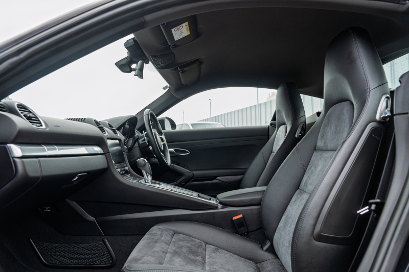 ポルシェ 718 ケイマン ﾍﾞｰｽｸﾞﾚｰﾄﾞ　ﾌﾞﾗｯｸﾊｰﾌﾚｻﾞｰｼｰﾄ ｼｰﾄﾋｰﾀｰ PCMﾅﾋﾞ AppleCarPlay ｷｾﾉﾝ ｵｰﾄｴｱｺﾝ TPM ﾊﾟﾄﾞﾙ 電格ﾐﾗｰ ｹｲﾏﾝ18ｲﾝﾁAW　2年保証