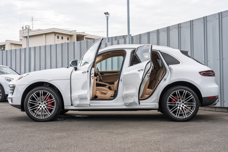 ポルシェ マカン S　ﾍﾞｰｼﾞｭﾊｰﾌﾚｻﾞｰｼｰﾄ ｼｰﾄﾋｰﾀｰ ﾊﾟﾉﾗﾏSR ｸﾗﾘｵﾝﾅﾋﾞTV ｴﾝﾄﾘｰD PDLS ﾊﾟｰｸｾﾝｻｰ BOSE ﾊﾟﾄﾞﾙ 911ﾀｰﾎﾞﾃﾞｻﾞｲﾝ21AW　2年保証