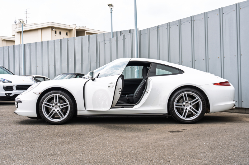 ポルシェ 911(Type991.1) ｶﾚﾗ4　MY16 ﾌﾞﾗｯｸﾚｻﾞｰｽﾎﾟｰﾂｼｰﾄ ｼｰﾄﾋｰﾀｰ ﾅﾋﾞTV ｽﾎﾟｰﾂﾃﾞｻﾞｲﾝｽﾃｱ 電格ﾐﾗｰ ｷｾﾉﾝ ｵｰﾄｴｱｺﾝ ｶﾚﾗ19ｲﾝﾁAW 　2年保証