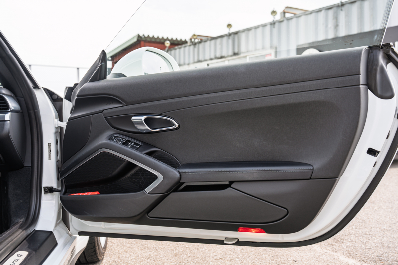 ポルシェ 911(Type991.1) ｶﾚﾗ4　MY16 ﾌﾞﾗｯｸﾚｻﾞｰｽﾎﾟｰﾂｼｰﾄ ｼｰﾄﾋｰﾀｰ ﾅﾋﾞTV ｽﾎﾟｰﾂﾃﾞｻﾞｲﾝｽﾃｱ 電格ﾐﾗｰ ｷｾﾉﾝ ｵｰﾄｴｱｺﾝ ｶﾚﾗ19ｲﾝﾁAW 　2年保証