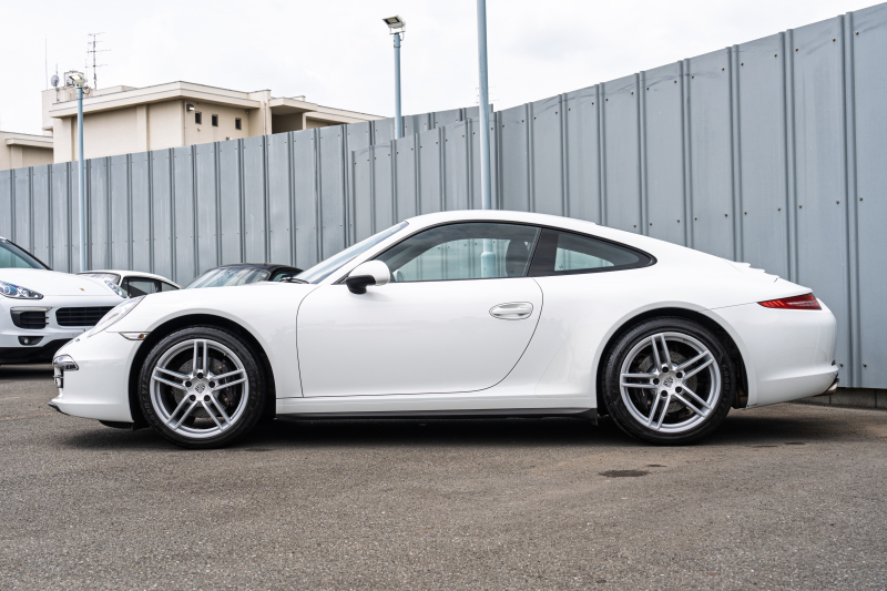 ポルシェ 911(Type991.1) ｶﾚﾗ4　MY16 ﾌﾞﾗｯｸﾚｻﾞｰｽﾎﾟｰﾂｼｰﾄ ｼｰﾄﾋｰﾀｰ ﾅﾋﾞTV ｽﾎﾟｰﾂﾃﾞｻﾞｲﾝｽﾃｱ 電格ﾐﾗｰ ｷｾﾉﾝ ｵｰﾄｴｱｺﾝ ｶﾚﾗ19ｲﾝﾁAW 　2年保証