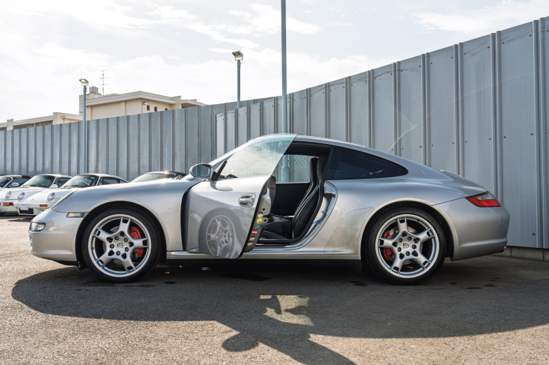 ポルシェ 911(Type997) ｶﾚﾗ4S　ﾌﾞﾗｯｸﾚｻﾞｰｼｰﾄ ｼｰﾄﾋｰﾀｰ ｸﾗﾘｵﾝﾅﾋﾞ ﾌﾙｾｸﾞTV PASM ｶﾚﾗS19ｲﾝﾁAW ｷｾﾉﾝﾍｯﾄﾞﾗｲﾄ ｵｰﾄｴｱｺﾝ PSM ﾊﾞｯｸｶﾒﾗ F/Rﾌｫｸﾞ　2年保証