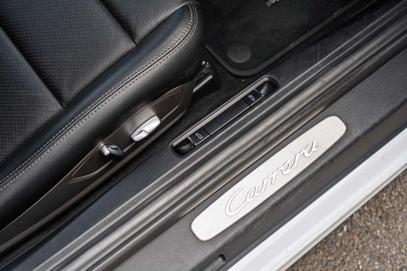 ポルシェ 911(Type991.2) ｶﾚﾗ　MY17 後期ﾓﾃﾞﾙ ﾌﾞﾗｯｸﾚｻﾞｰｼｰﾄ ｼｰﾄﾋｰﾀｰ PCMﾅﾋﾞ ﾌﾙｾｸﾞTV AppleCarPlay PASM ﾊﾟﾄﾞﾙｼﾌﾄ ｷｾﾉﾝ ﾊﾟｰｸｱｼｽﾄ TPM ｶﾚﾗ19ｲﾝﾁAW　2年保証