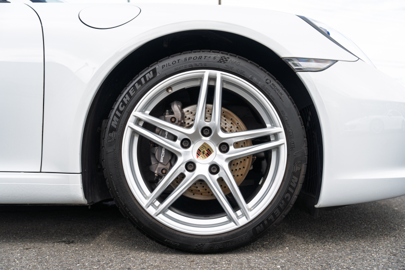 ポルシェ 911(Type991.2) ｶﾚﾗ　MY17 後期ﾓﾃﾞﾙ ﾌﾞﾗｯｸﾚｻﾞｰｼｰﾄ ｼｰﾄﾋｰﾀｰ PCMﾅﾋﾞ ﾌﾙｾｸﾞTV AppleCarPlay PASM ﾊﾟﾄﾞﾙｼﾌﾄ ｷｾﾉﾝ ﾊﾟｰｸｱｼｽﾄ TPM ｶﾚﾗ19ｲﾝﾁAW　2年保証