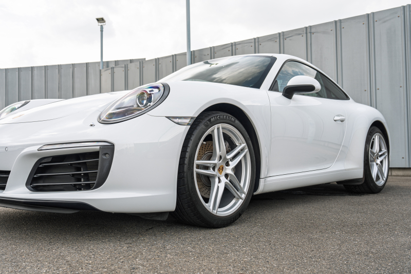 ポルシェ 911(Type991.2) ｶﾚﾗ　MY17 後期ﾓﾃﾞﾙ ﾌﾞﾗｯｸﾚｻﾞｰｼｰﾄ ｼｰﾄﾋｰﾀｰ PCMﾅﾋﾞ ﾌﾙｾｸﾞTV AppleCarPlay PASM ﾊﾟﾄﾞﾙｼﾌﾄ ｷｾﾉﾝ ﾊﾟｰｸｱｼｽﾄ TPM ｶﾚﾗ19ｲﾝﾁAW　2年保証