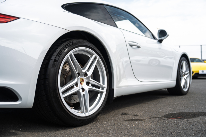 ポルシェ 911(Type991.2) ｶﾚﾗ　MY17 後期ﾓﾃﾞﾙ ﾌﾞﾗｯｸﾚｻﾞｰｼｰﾄ ｼｰﾄﾋｰﾀｰ PCMﾅﾋﾞ ﾌﾙｾｸﾞTV AppleCarPlay PASM ﾊﾟﾄﾞﾙｼﾌﾄ ｷｾﾉﾝ ﾊﾟｰｸｱｼｽﾄ TPM ｶﾚﾗ19ｲﾝﾁAW　2年保証