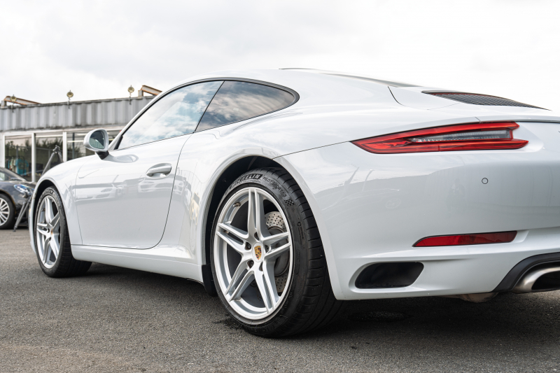 ポルシェ 911(Type991.2) ｶﾚﾗ　MY17 後期ﾓﾃﾞﾙ ﾌﾞﾗｯｸﾚｻﾞｰｼｰﾄ ｼｰﾄﾋｰﾀｰ PCMﾅﾋﾞ ﾌﾙｾｸﾞTV AppleCarPlay PASM ﾊﾟﾄﾞﾙｼﾌﾄ ｷｾﾉﾝ ﾊﾟｰｸｱｼｽﾄ TPM ｶﾚﾗ19ｲﾝﾁAW　2年保証