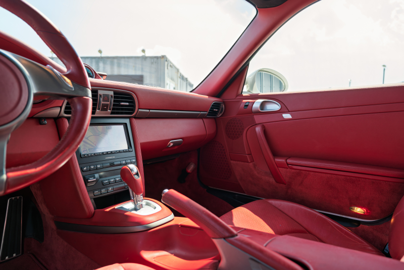 ポルシェ 911(Type997) ｶﾚﾗ ｽﾎﾟｰﾂｸﾛﾉPKG　後期ﾓﾃﾞﾙ ｶﾚﾗﾚｯﾄﾞﾅﾁｭﾗﾙﾚｻﾞｰｲﾝﾃﾘｱ ｸﾗﾘｵﾝﾅﾋﾞ ﾌﾙｾｸﾞTV ﾊﾞｯｸｶﾒﾗ PASM ｷｾﾉﾝ&ﾀﾞｲﾅﾐｯｸｺｰﾅﾘﾝｸﾞﾗｲﾄ ｵｰﾄｴｱｺﾝ ｶﾚﾗ18ｲﾝﾁAW　2年保証