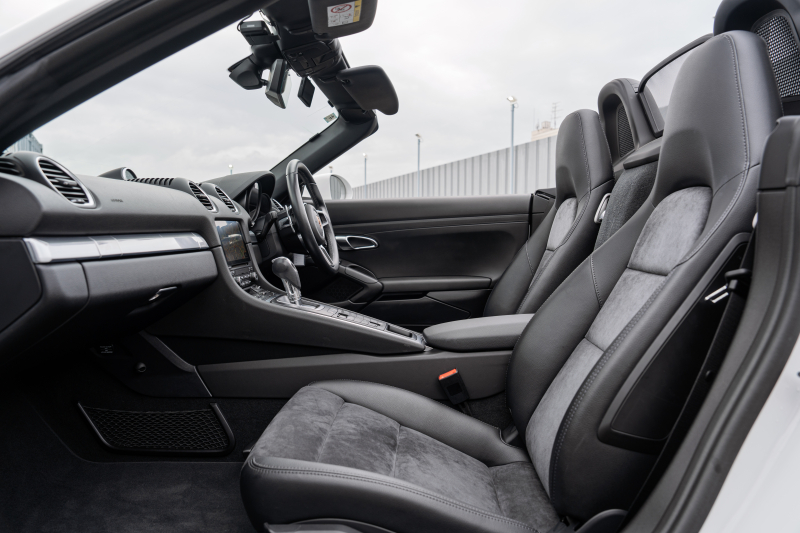 ポルシェ 718 ボクスター ﾍﾞｰｽｸﾞﾚｰﾄﾞ ｽﾎﾟｰﾂｸﾛﾉPKG　ﾌﾞﾗｯｸﾊｰﾌﾚｻﾞｰｼｰﾄ ｼｰﾄﾋｰﾀｰ ﾌﾞﾗｯｸｿﾌﾄﾄｯﾌﾟ PCMﾅﾋﾞ CarPlay ｷｾﾉﾝ ｵｰﾄｴｱｺﾝ TPM ﾊﾟｰｸｱｼｽﾄ 電格ﾐﾗｰ ﾎﾞｸｽﾀｰ18ｲﾝﾁAW　2年保証