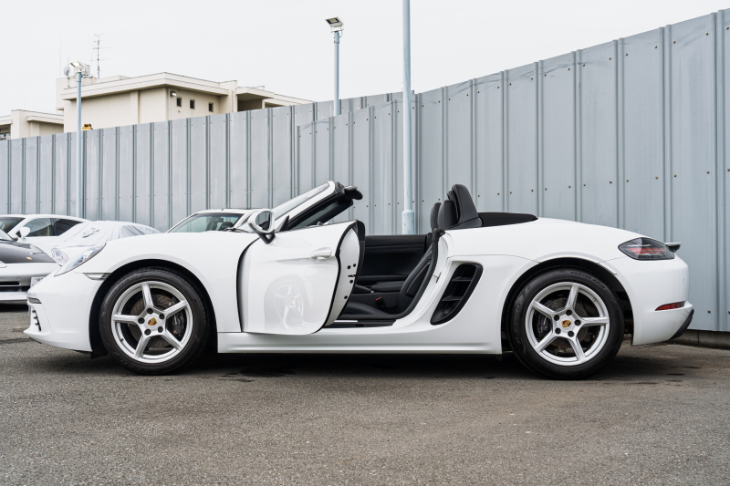 ポルシェ 718 ボクスター ﾍﾞｰｽｸﾞﾚｰﾄﾞ ｽﾎﾟｰﾂｸﾛﾉPKG　ﾌﾞﾗｯｸﾊｰﾌﾚｻﾞｰｼｰﾄ ｼｰﾄﾋｰﾀｰ ﾌﾞﾗｯｸｿﾌﾄﾄｯﾌﾟ PCMﾅﾋﾞ CarPlay ｷｾﾉﾝ ｵｰﾄｴｱｺﾝ TPM ﾊﾟｰｸｱｼｽﾄ 電格ﾐﾗｰ ﾎﾞｸｽﾀｰ18ｲﾝﾁAW　2年保証