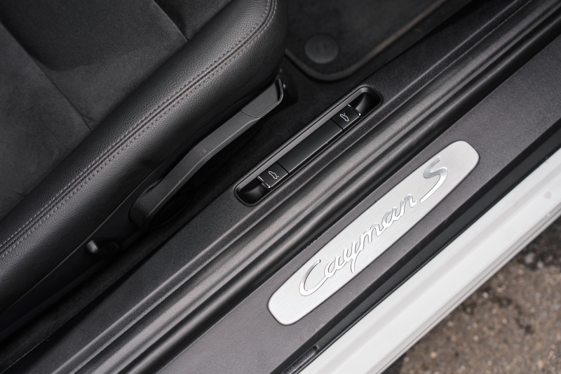 ポルシェ ケイマン(Type981) S　2015年ﾓﾃﾞﾙ ﾌﾞﾗｯｸﾊｰﾌﾚｻﾞｰｼｰﾄ ｼｰﾄﾋｰﾀｰ ｸﾗﾘｵﾝﾅﾋﾞ ﾌﾙｾｸﾞTV ｽﾎﾟｰﾂﾃﾞｻﾞｲﾝｽﾃｱ ｷｾﾉﾝ ｵｰﾄｴｱｺﾝ TPM ｹｲﾏﾝS19ｲﾝﾁAW　2年保証