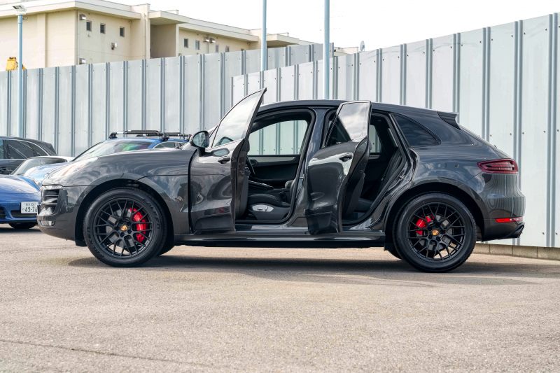 ポルシェ マカン GTS ｽﾎﾟｰﾂｸﾛﾉPKG　ﾌﾞﾗｯｸﾊｰﾌﾚｻﾞｰｼｰﾄ ﾊﾟﾉﾗﾏSR PCM AppleCarPlay ｽﾎﾟｴｸﾞﾊﾟﾄﾞﾙ  PASM PDLS ｸﾙｺﾝ RSｽﾊﾟｲﾀﾞｰ20AW　2年保証