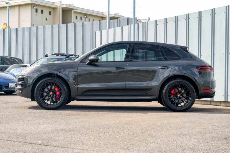 ポルシェ マカン GTS ｽﾎﾟｰﾂｸﾛﾉPKG　ﾌﾞﾗｯｸﾊｰﾌﾚｻﾞｰｼｰﾄ ﾊﾟﾉﾗﾏSR PCM AppleCarPlay ｽﾎﾟｴｸﾞﾊﾟﾄﾞﾙ  PASM PDLS ｸﾙｺﾝ RSｽﾊﾟｲﾀﾞｰ20AW　2年保証