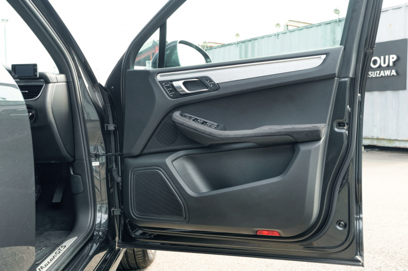 ポルシェ マカン GTS ｽﾎﾟｰﾂｸﾛﾉPKG　ﾌﾞﾗｯｸﾊｰﾌﾚｻﾞｰｼｰﾄ ﾊﾟﾉﾗﾏSR PCM AppleCarPlay ｽﾎﾟｴｸﾞﾊﾟﾄﾞﾙ  PASM PDLS ｸﾙｺﾝ RSｽﾊﾟｲﾀﾞｰ20AW　2年保証