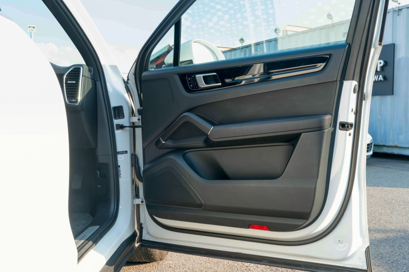 ポルシェ カイエン ﾍﾞｰｽｸﾞﾚｰﾄﾞ　ﾌﾞﾗｯｸﾚｻﾞｰｼｰﾄ ﾊﾟﾉﾗﾏSR PCMﾅﾋﾞ CarPlay ｴﾝﾄﾘｰﾄﾞﾗｲﾌﾞ ACC ｱﾗｳﾝﾄﾞﾋﾞｭｰ ｶｲｴﾝﾃﾞｻﾞｲﾝ20AW ﾚｰﾝﾁｪﾝｼﾞｱｼｽﾄ TPM　2年保証