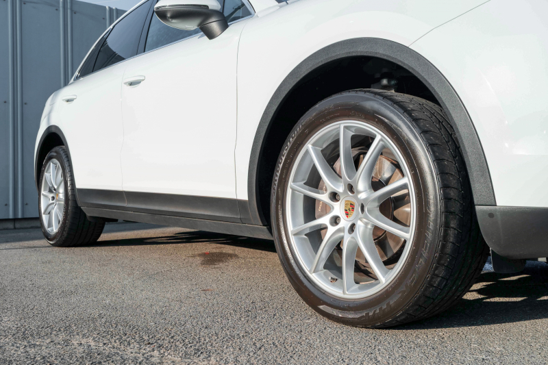 ポルシェ カイエン ﾍﾞｰｽｸﾞﾚｰﾄﾞ　ﾌﾞﾗｯｸﾚｻﾞｰｼｰﾄ ﾊﾟﾉﾗﾏSR PCMﾅﾋﾞ CarPlay ｴﾝﾄﾘｰﾄﾞﾗｲﾌﾞ ACC ｱﾗｳﾝﾄﾞﾋﾞｭｰ ｶｲｴﾝﾃﾞｻﾞｲﾝ20AW ﾚｰﾝﾁｪﾝｼﾞｱｼｽﾄ TPM　2年保証