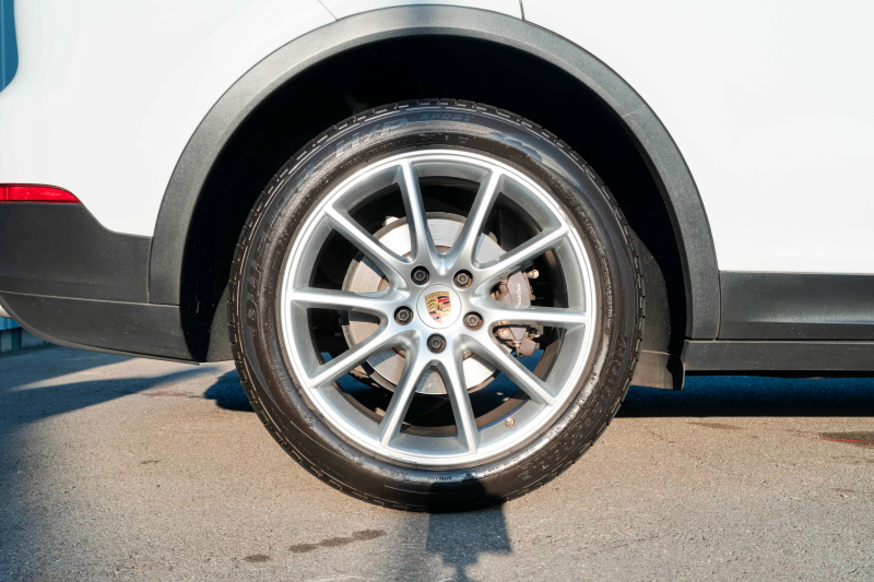 ポルシェ カイエン ﾍﾞｰｽｸﾞﾚｰﾄﾞ　ﾌﾞﾗｯｸﾚｻﾞｰｼｰﾄ ﾊﾟﾉﾗﾏSR PCMﾅﾋﾞ CarPlay ｴﾝﾄﾘｰﾄﾞﾗｲﾌﾞ ACC ｱﾗｳﾝﾄﾞﾋﾞｭｰ ｶｲｴﾝﾃﾞｻﾞｲﾝ20AW ﾚｰﾝﾁｪﾝｼﾞｱｼｽﾄ TPM　2年保証