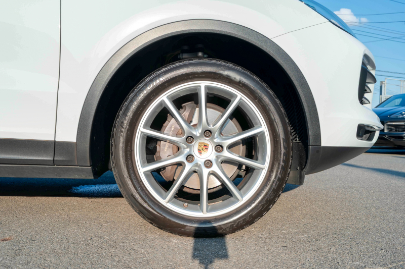 ポルシェ カイエン ﾍﾞｰｽｸﾞﾚｰﾄﾞ　ﾌﾞﾗｯｸﾚｻﾞｰｼｰﾄ ﾊﾟﾉﾗﾏSR PCMﾅﾋﾞ CarPlay ｴﾝﾄﾘｰﾄﾞﾗｲﾌﾞ ACC ｱﾗｳﾝﾄﾞﾋﾞｭｰ ｶｲｴﾝﾃﾞｻﾞｲﾝ20AW ﾚｰﾝﾁｪﾝｼﾞｱｼｽﾄ TPM　2年保証