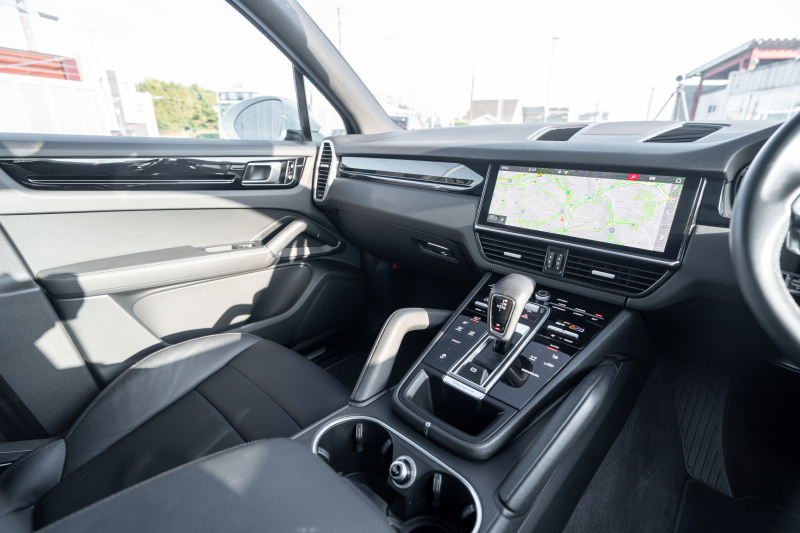ポルシェ カイエン ﾍﾞｰｽｸﾞﾚｰﾄﾞ　ﾌﾞﾗｯｸﾚｻﾞｰｼｰﾄ ﾊﾟﾉﾗﾏSR PCMﾅﾋﾞ CarPlay ｴﾝﾄﾘｰﾄﾞﾗｲﾌﾞ ACC ｱﾗｳﾝﾄﾞﾋﾞｭｰ ｶｲｴﾝﾃﾞｻﾞｲﾝ20AW ﾚｰﾝﾁｪﾝｼﾞｱｼｽﾄ TPM　2年保証