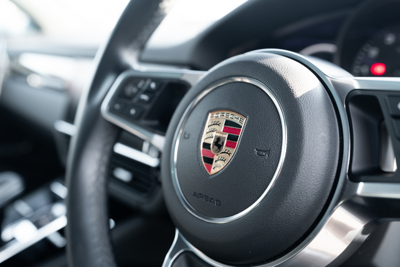 ポルシェ カイエン ﾍﾞｰｽｸﾞﾚｰﾄﾞ　ﾌﾞﾗｯｸﾚｻﾞｰｼｰﾄ ﾊﾟﾉﾗﾏSR PCMﾅﾋﾞ CarPlay ｴﾝﾄﾘｰﾄﾞﾗｲﾌﾞ ACC ｱﾗｳﾝﾄﾞﾋﾞｭｰ ｶｲｴﾝﾃﾞｻﾞｲﾝ20AW ﾚｰﾝﾁｪﾝｼﾞｱｼｽﾄ TPM　2年保証