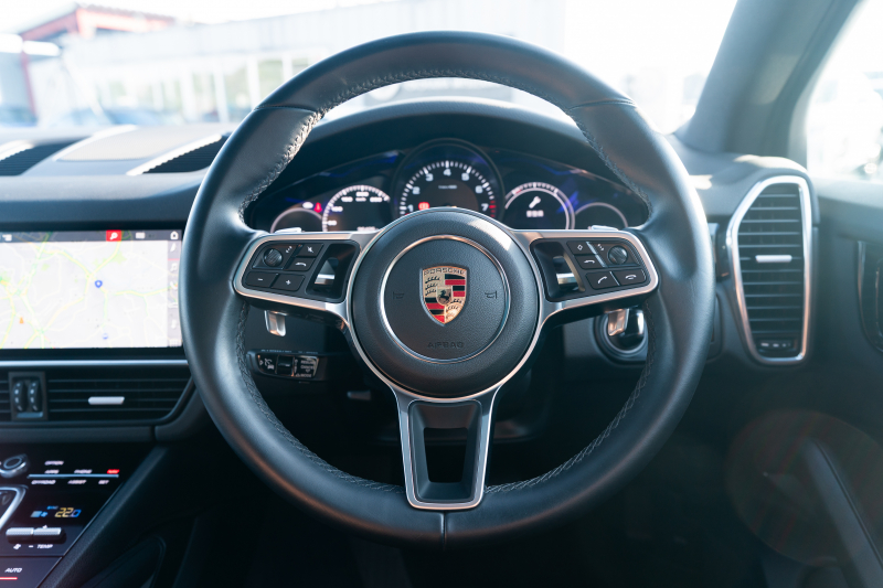 ポルシェ カイエン ﾍﾞｰｽｸﾞﾚｰﾄﾞ　ﾌﾞﾗｯｸﾚｻﾞｰｼｰﾄ ﾊﾟﾉﾗﾏSR PCMﾅﾋﾞ CarPlay ｴﾝﾄﾘｰﾄﾞﾗｲﾌﾞ ACC ｱﾗｳﾝﾄﾞﾋﾞｭｰ ｶｲｴﾝﾃﾞｻﾞｲﾝ20AW ﾚｰﾝﾁｪﾝｼﾞｱｼｽﾄ TPM　2年保証