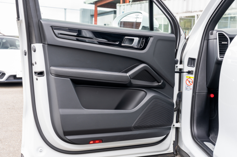 ポルシェ カイエン ﾍﾞｰｽｸﾞﾚｰﾄﾞ　ﾌﾞﾗｯｸﾚｻﾞｰｼｰﾄ ﾊﾟﾉﾗﾏSR PCMﾅﾋﾞ CarPlay ｴﾝﾄﾘｰﾄﾞﾗｲﾌﾞ ACC ｱﾗｳﾝﾄﾞﾋﾞｭｰ ｶｲｴﾝﾃﾞｻﾞｲﾝ20AW ﾚｰﾝﾁｪﾝｼﾞｱｼｽﾄ TPM　2年保証